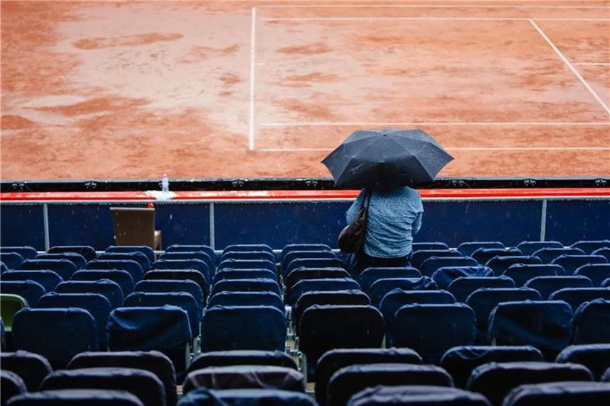 Hamburger Tennis-Halbfinale unterbrochen Wegen eines Unwetters über Hamburg musste das zweite Herren-Halbfinale am Rothenbaum unterbrochen werden. Foto: F. Molter