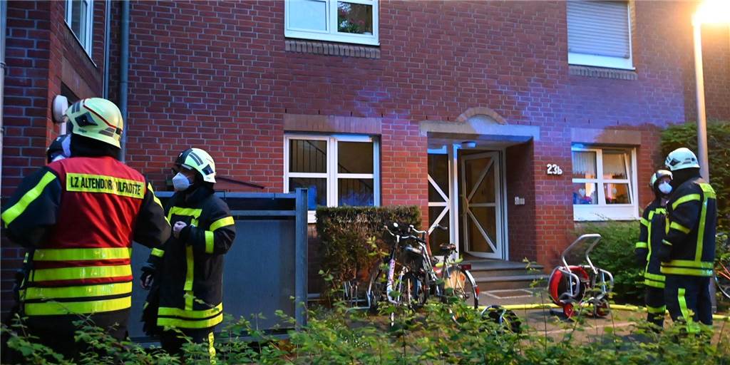Feueralarm in 10-Familien-Haus in Dorsten - und dann kamen die Mieter nach Hause... Feuerwehr-Einsatz am Smetanaweg in Dorsten