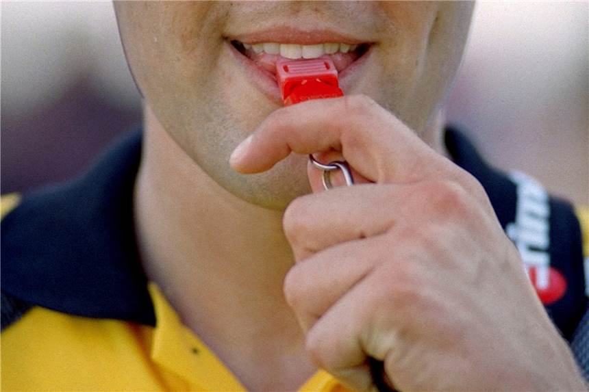 Kreisliga: Schiedsrichter muss vor Gericht, weil er zu laut pfiff - Spieler klagt ihn an Wegen eines zu lauten Pfiffs muss sich ein Schiedsrichter nun erneut vor Gericht behaupten (Symbolbild).