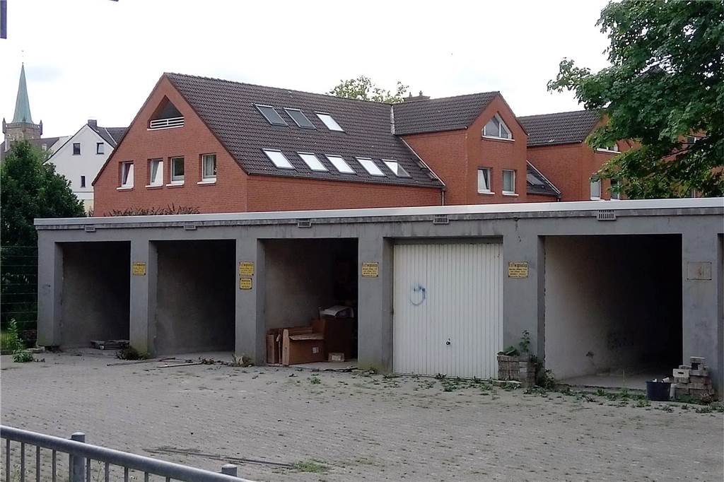 70 Messerstiche, Kinder am Tatort: Die grausigen Details zur Bluttat von Lütgendortmund Wegen laufenden Renovierungsarbeiten stehen die meisten Garagen offen.