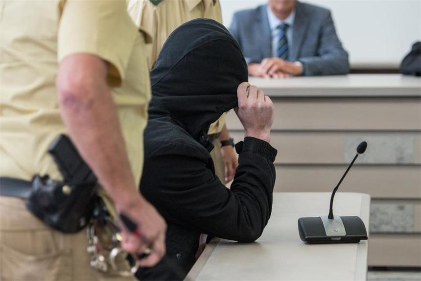 Franziskas Mörder zu lebenslanger Haft verurteilt Wegen Mordes an der zwölfjährigen Franziska wurde der angeklagte 27-Jährige am Montag zu lebenslanger Haft verurteilt.