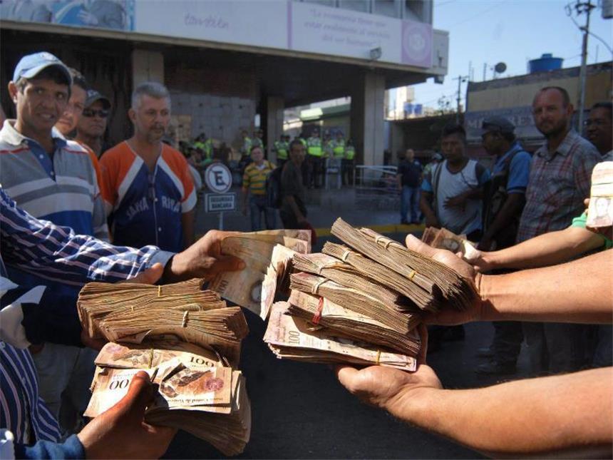 Nach heftigen Protesten: Venezuela gibt Bargeld wieder frei Wegen Proteste und Plünderungen wurden zunächst für ungültig erklärte Geldscheine wieder freigegeben. Foto: Humberto Matheus