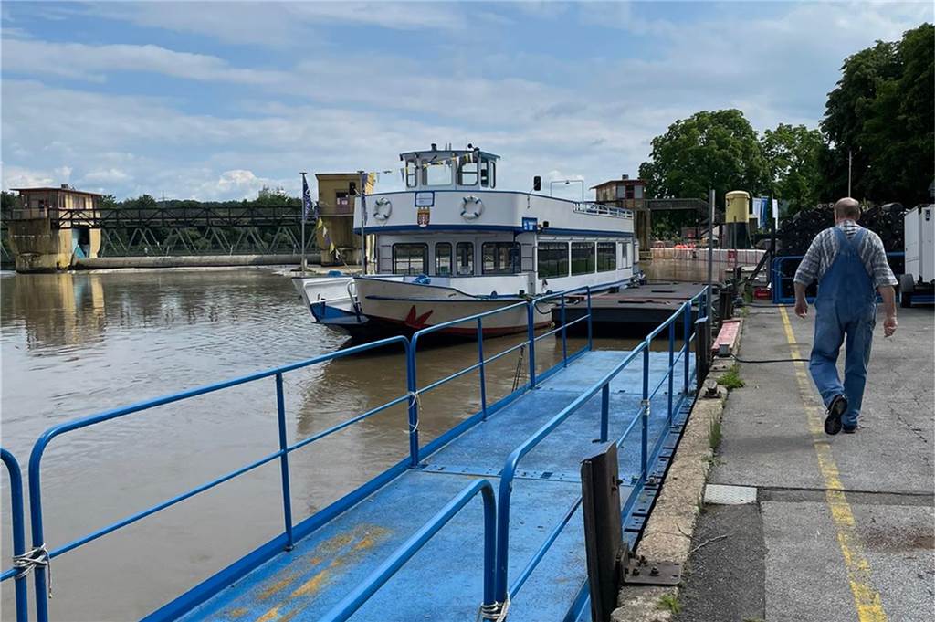 Katastrophen verhageln Ausflugsschiffern am Hengsteysee die zweite Saison Wegen Sanierungsarbeiten am Wehr wurde der Wasserspiegel abgesenkt. Das Ausflugsschiff liegt deshalb gesichert am Schiffswinkel.