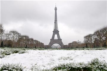 Wegen Schneefalls bleibt der Eiffelturm vorerst geschlossen. Foto: XinHua/dpa