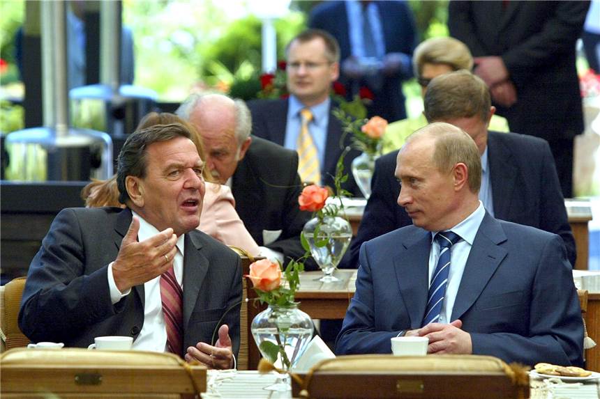 Schröder trifft Putin: Was über die geheime Moskau-Mission bekannt ist Wegen seiner Freundschaft zu Wladimir Putin ist Ex-Kanzler Gerhard Schröder (l.) zu Gesprächen mit dem Kreml-Chef aufgebrochen. Hier sind sie 2005 zu sehen.