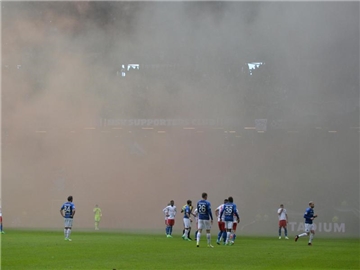 Wegen starker Rauchentwicklung musste das Spiel des Hamburger SV gegen Darmstadt 98 unterbrochen werden. Foto: Daniel Reinhardt