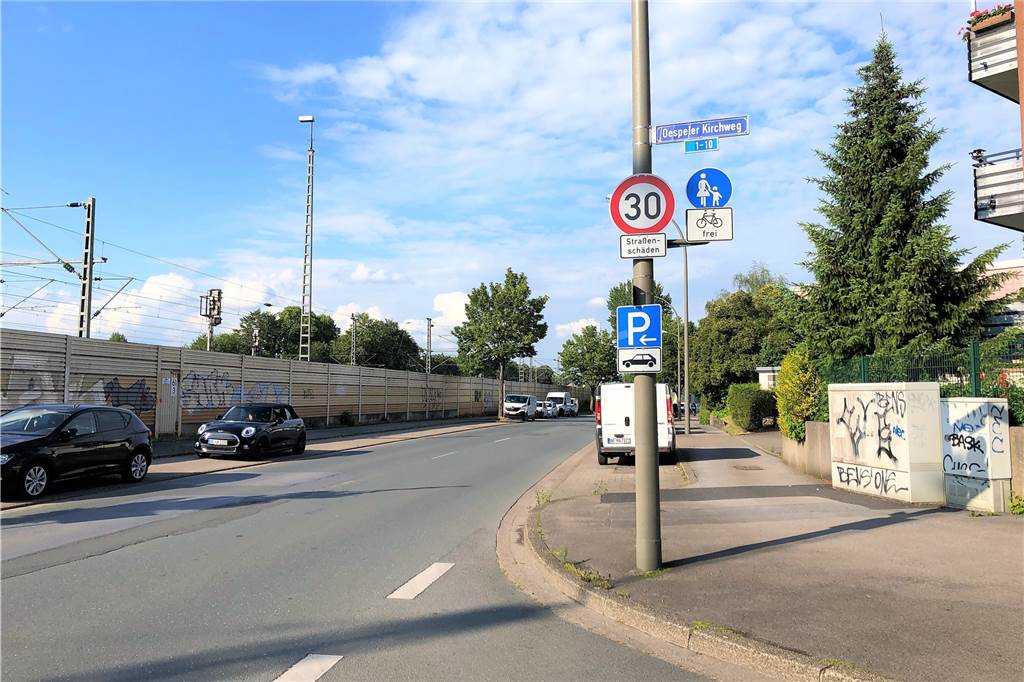Blitzer-Ärger in Tempo-30-Zone: Autofahrer wehrt sich Wegen Straßenschäden gilt auf der Straße „Alter Hellweg“, zwischen Am Kullenberg und Oespeler Kirchweg, Tempo 30.