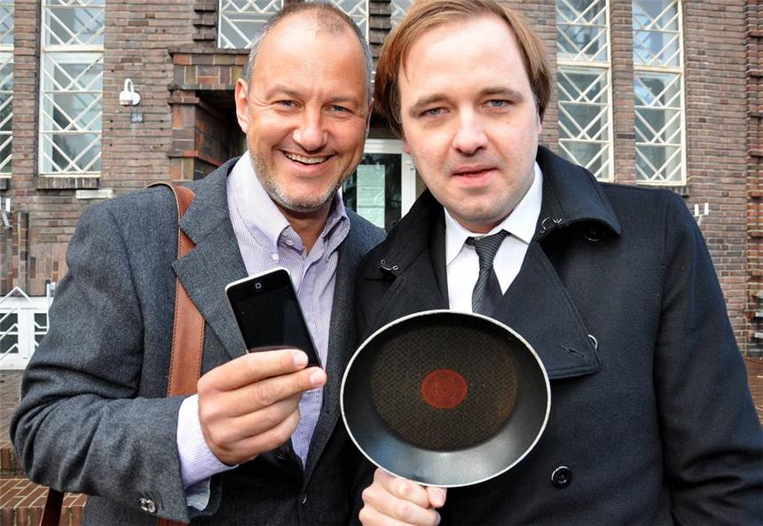 Fernsehkoch Frank Rosin will Handy-Verbot kippen Wegen Telefonierens am Steuer wurde Fernsehkoch Frank Rosin (li.) vom Amtsgericht Dorsten zu 50 Euro Bußgeld verurteilt. Anwalt Burkhard Benecken will das Telefon-Verbot am Steuer notfalls vom Bundesverfassungsgericht kippen lassen.