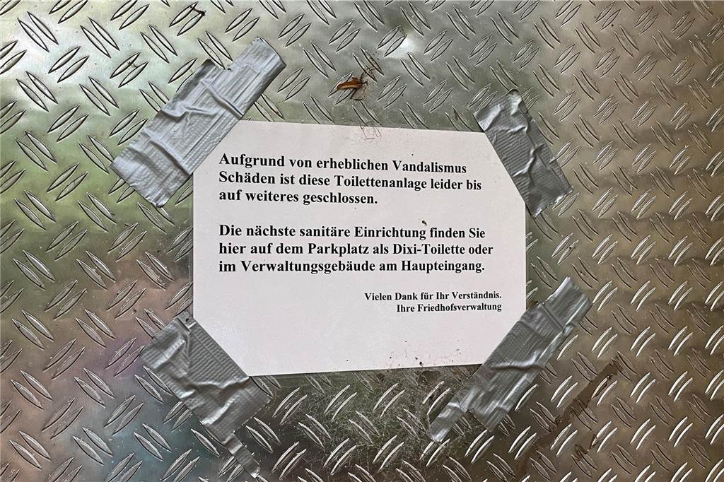 Vandalismus auf dem Hauptfriedhof: Schnapsflaschen, Müll, Zerstörung Wegen Vandalismus ist die Toilette geschlossen, heißt es auf einem Schild.