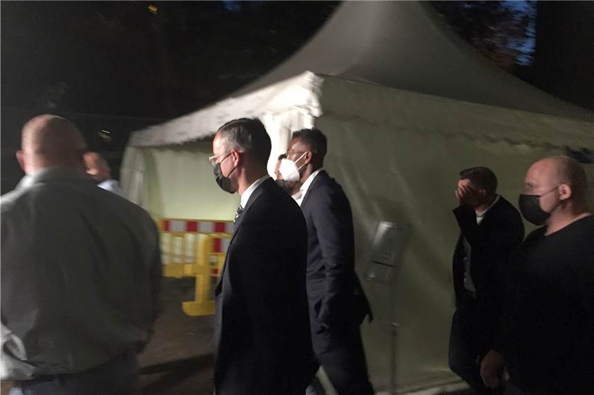 1,8 Millionen Euro Strafe wegen Körperverletzung: Fußball-Star Boateng legt Berufung ein Wegen vorsätzlicher Körperverletzung an seiner früheren Lebensgefährtin ist Jerome Boateng verurteilt worden. Nun legt er Berufung ein. Hier verlässt er das Amtsgericht München.