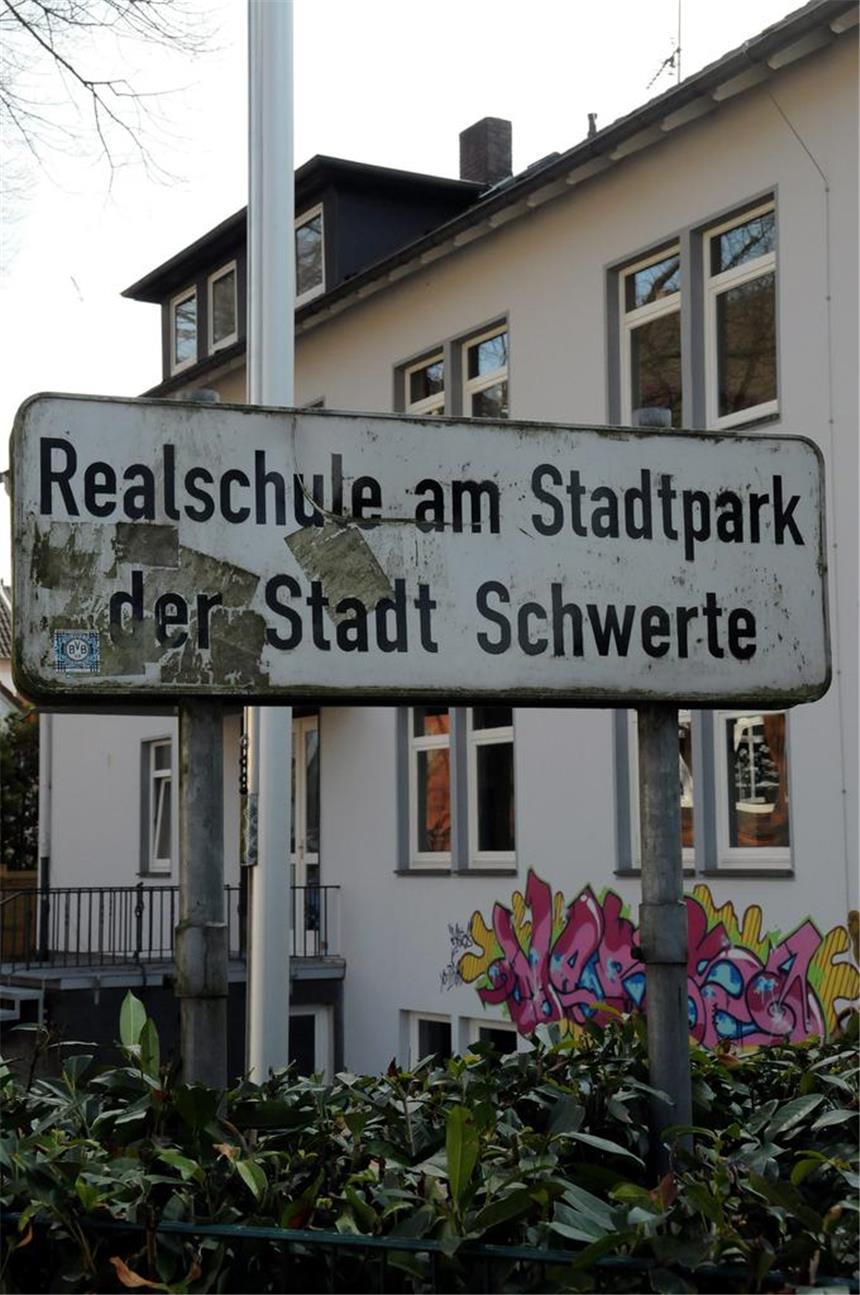 Realschule am Stadtpark steht vor dem Aus Wegen zu geringer Anmeldezahlen kann die Realschule am Stadtpark zum neuen Schuljahr nur noch mit einer Ausnahmegenehmigung der Bezirksregierung Arnsberg zwei neue Eingangsklassen bilden.
