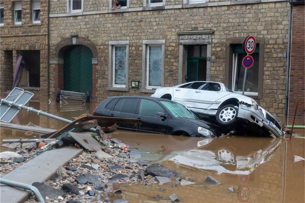 Unwetter in NRW: Zahl der Toten steigt, über Tausend Menschen werden noch vermisst – Liveblog Weggespülte Autos Schlamm und Schutt liegen auf einer Straße im Ort. Der Vichtbach war hier über die Ufer getreten.