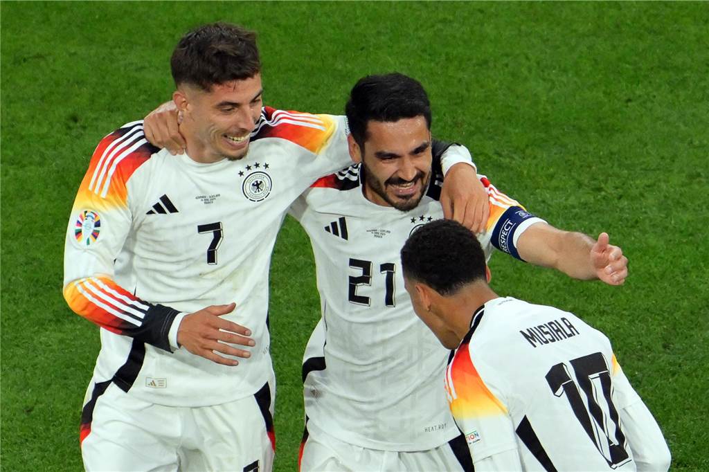 BVB-Trainer Rios über das EM-Duell Spanien gegen Deutschland: „Sie sind einen Tick stärker“ Kai Havertz, Ilkay Gündogan und Jamal Musiala bejubeln ein Tor.