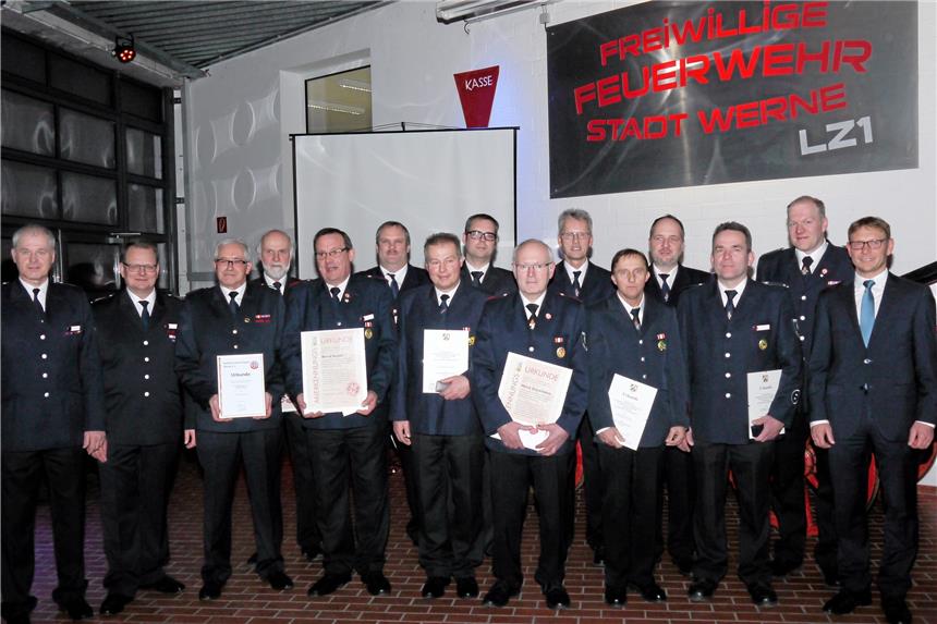 Feuerwehr Werne freut sich auf neue Ausrüstung Wehrführer Thomas Temmann (2.v.l.), sein Stellvertreter Jörg Mehringskötter (links) und Bürgermeister Lothar Christ (rechts) verliehen Ehrungen an Ulrich Peukmann (3.v.l.), Ludger Mackenberg, Bernd Budde, Stefan Hoselmann, Andreas Schmitt, Thilo Schleking, Heinz Dieckmann, Norbert Hölscher, Martin Meyer, Guido Schürkmann, Christian Rasche und Andreas Holtrup.