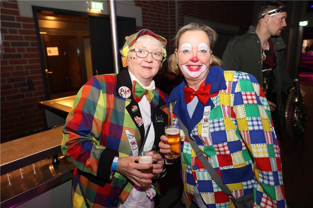 Viele, viele Fotos: So waren die Weiberfastnachtspartys in Olfen 2024 Weiberfastnacht in Olfen 2024