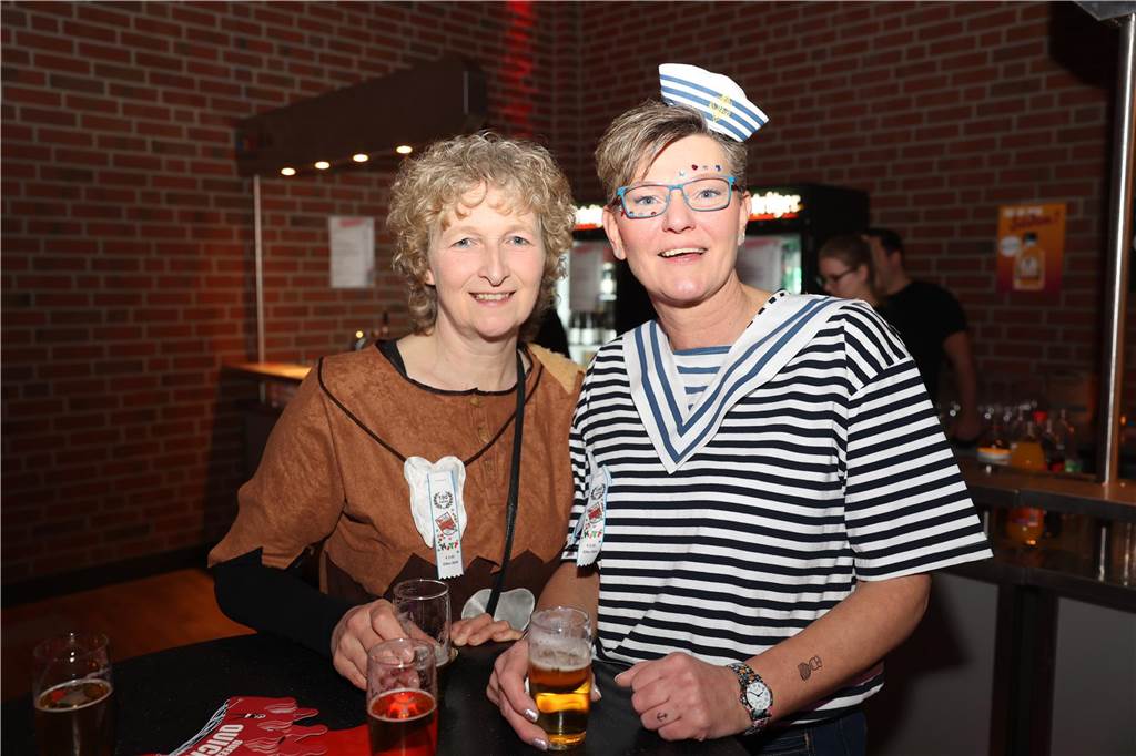 Viele, viele Fotos: So waren die Weiberfastnachtspartys in Olfen 2024 Weiberfastnacht in Olfen 2024