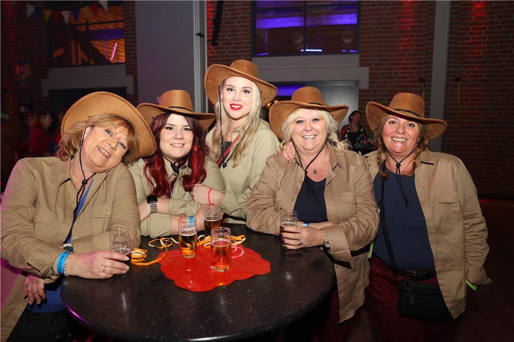 Viele, viele Fotos: So waren die Weiberfastnachtspartys in Olfen 2024 Weiberfastnacht in Olfen 2024