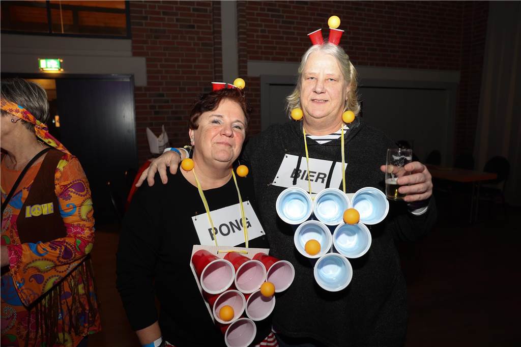 Viele, viele Fotos: So waren die Weiberfastnachtspartys in Olfen 2024 Weiberfastnacht in Olfen 2024