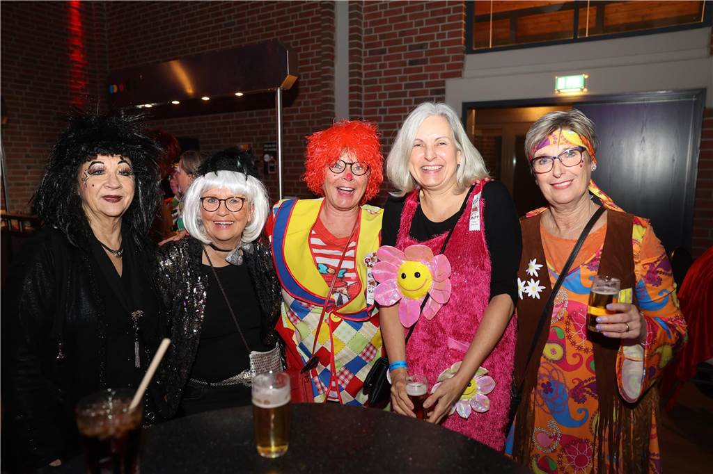Viele, viele Fotos: So waren die Weiberfastnachtspartys in Olfen 2024 Weiberfastnacht in Olfen 2024