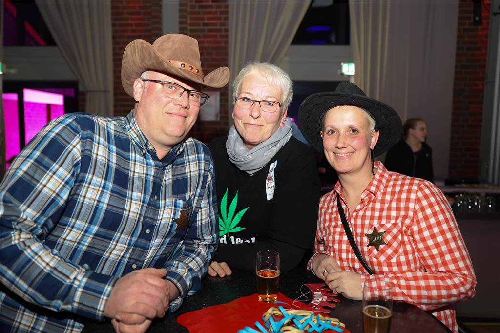 Viele, viele Fotos: So waren die Weiberfastnachtspartys in Olfen 2024 Weiberfastnacht in Olfen 2024