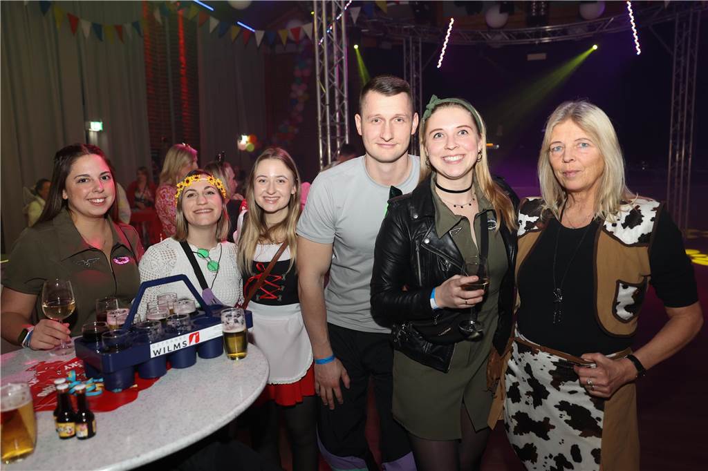 Viele, viele Fotos: So waren die Weiberfastnachtspartys in Olfen 2024 Weiberfastnacht in Olfen 2024