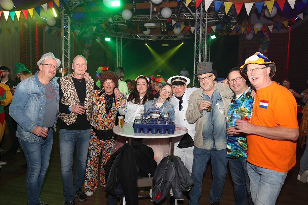 Viele, viele Fotos: So waren die Weiberfastnachtspartys in Olfen 2024 Weiberfastnacht in Olfen 2024