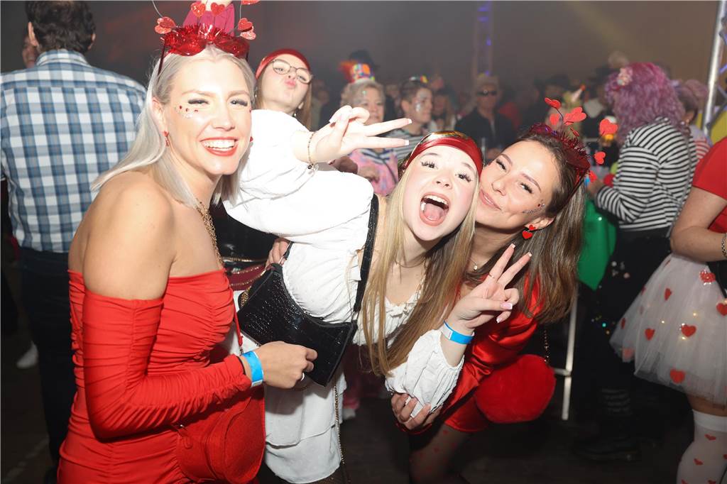Viele, viele Fotos: So waren die Weiberfastnachtspartys in Olfen 2024 Weiberfastnacht in Olfen 2024