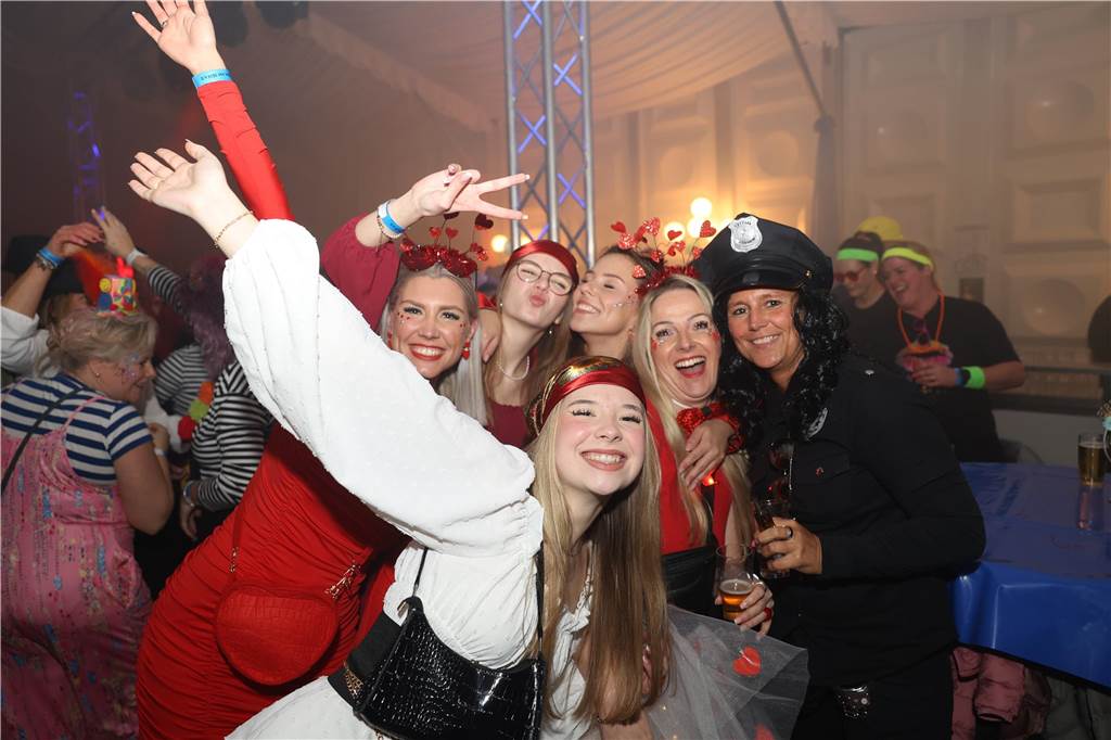 Viele, viele Fotos: So waren die Weiberfastnachtspartys in Olfen 2024 Weiberfastnacht in Olfen 2024