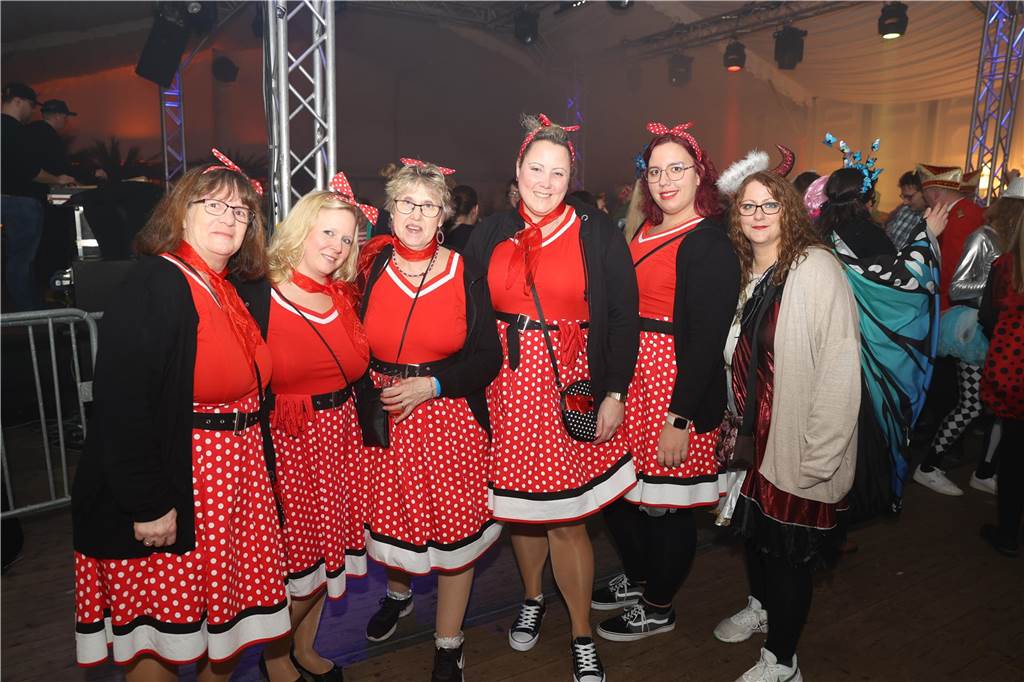 Viele, viele Fotos: So waren die Weiberfastnachtspartys in Olfen 2024 Weiberfastnacht in Olfen 2024