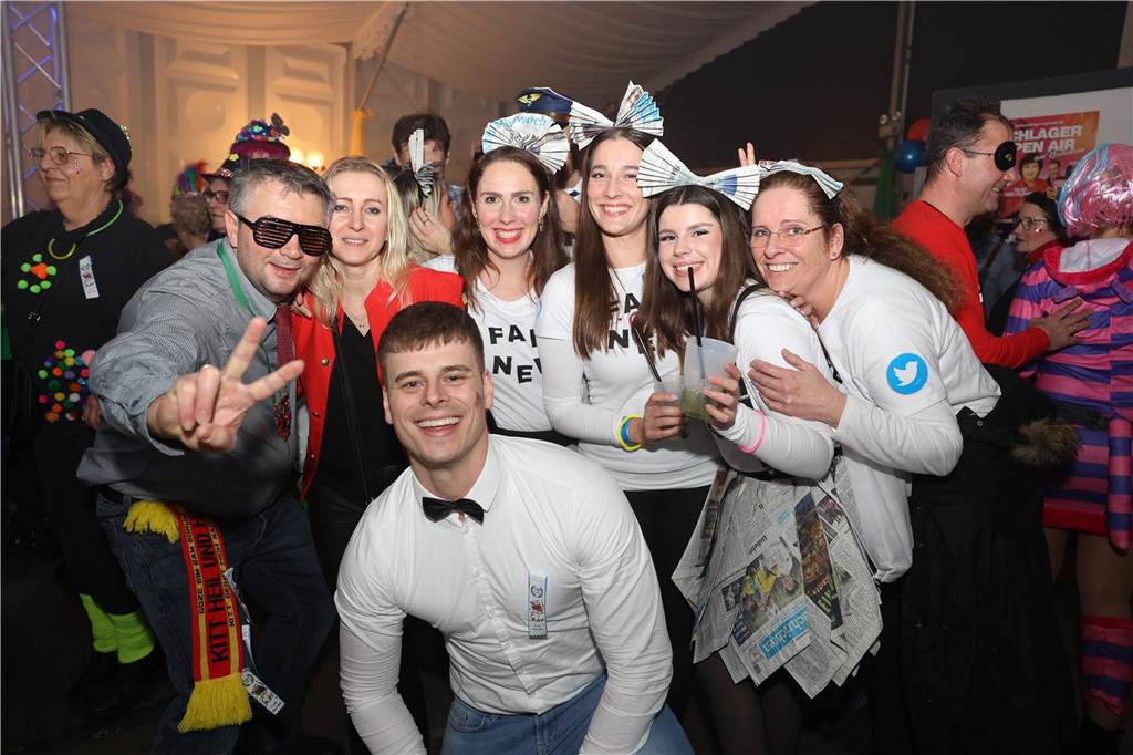 Viele, viele Fotos: So waren die Weiberfastnachtspartys in Olfen 2024 Weiberfastnacht in Olfen 2024