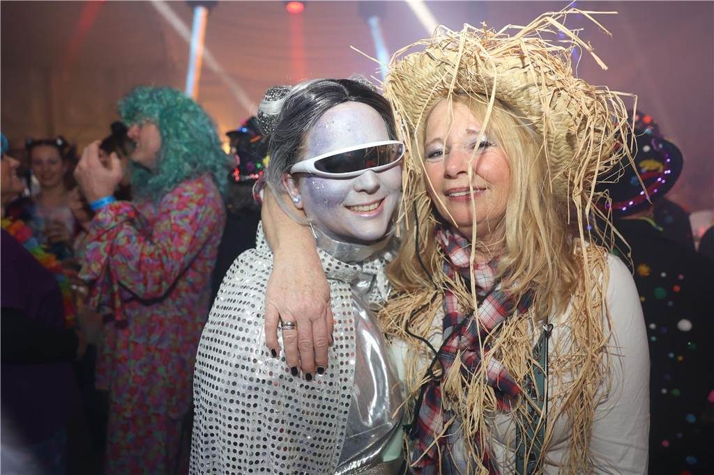 Viele, viele Fotos: So waren die Weiberfastnachtspartys in Olfen 2024 Weiberfastnacht in Olfen 2024