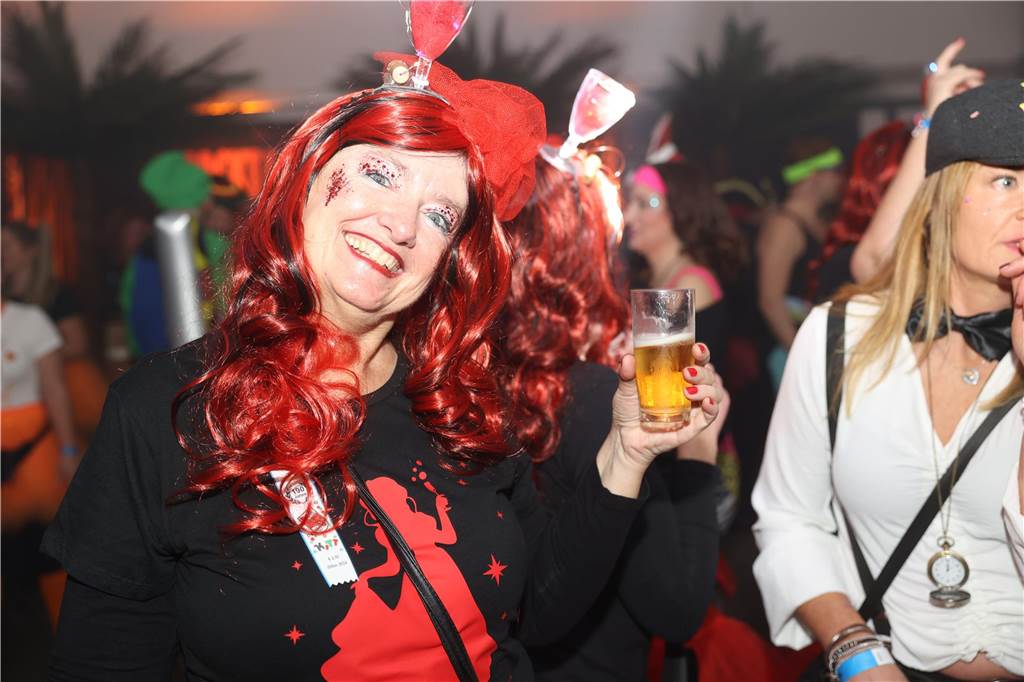 Viele, viele Fotos: So waren die Weiberfastnachtspartys in Olfen 2024 Weiberfastnacht in Olfen 2024