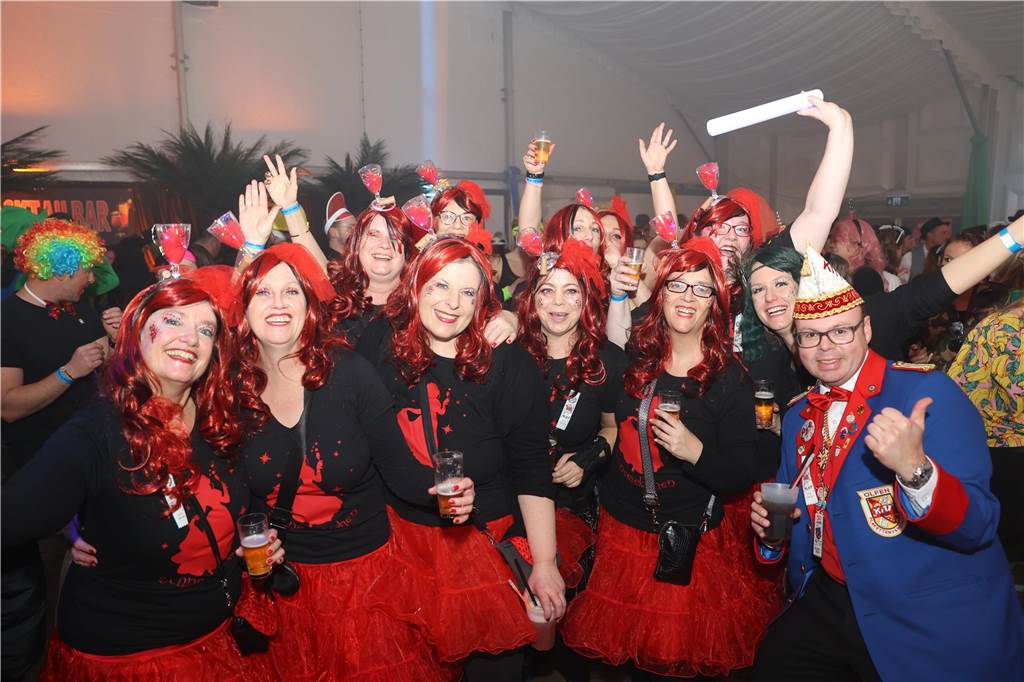 Viele, viele Fotos: So waren die Weiberfastnachtspartys in Olfen 2024 Weiberfastnacht in Olfen 2024