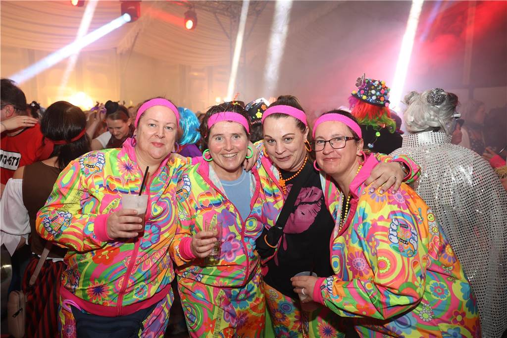 Viele, viele Fotos: So waren die Weiberfastnachtspartys in Olfen 2024 Weiberfastnacht in Olfen 2024