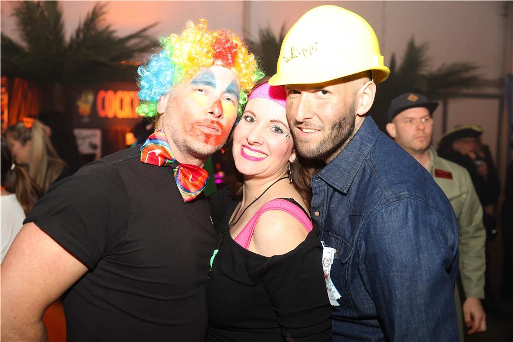 Viele, viele Fotos: So waren die Weiberfastnachtspartys in Olfen 2024 Weiberfastnacht in Olfen 2024