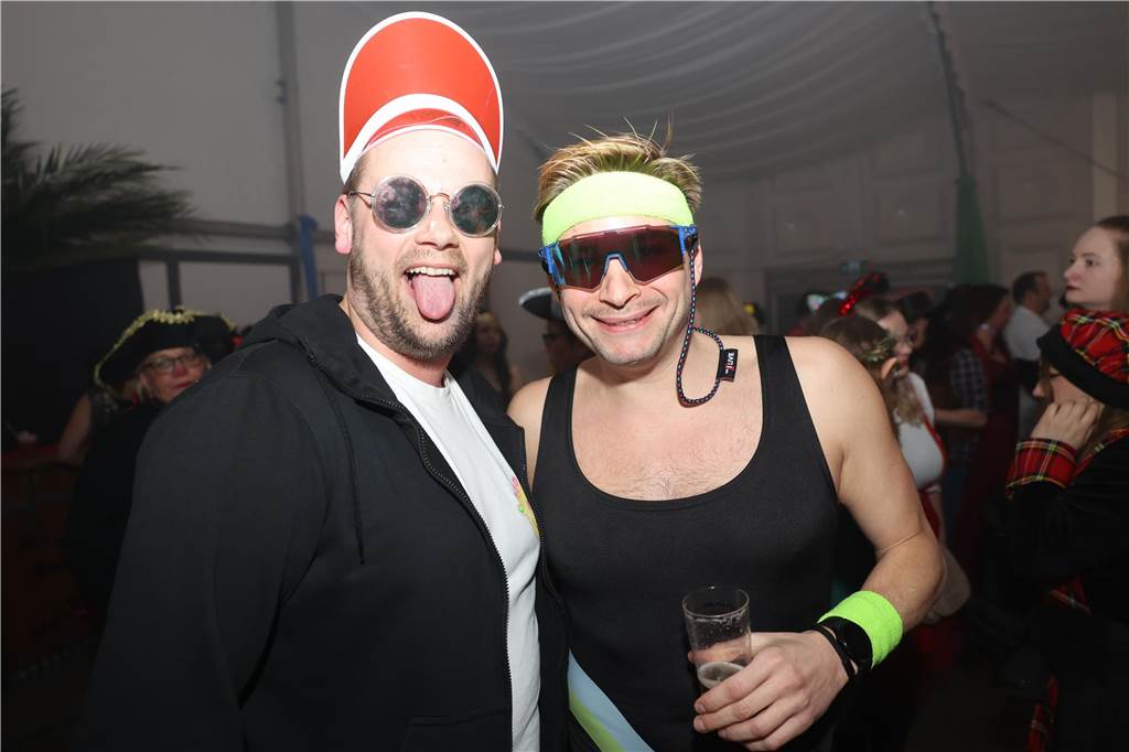 Viele, viele Fotos: So waren die Weiberfastnachtspartys in Olfen 2024 Weiberfastnacht in Olfen 2024