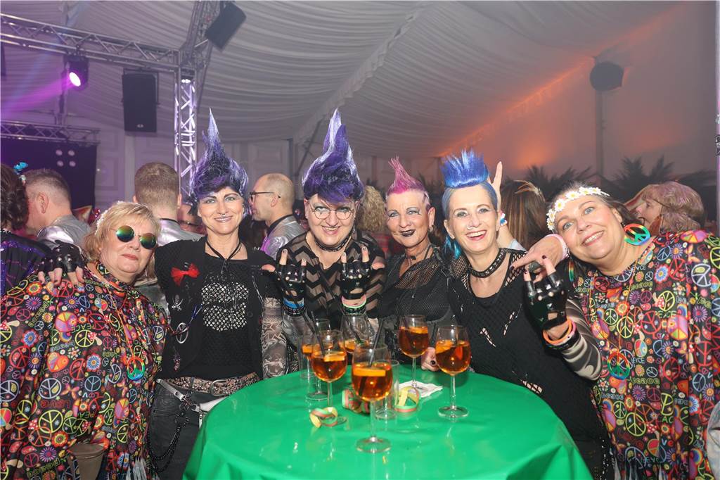 Viele, viele Fotos: So waren die Weiberfastnachtspartys in Olfen 2024 Weiberfastnacht in Olfen 2024