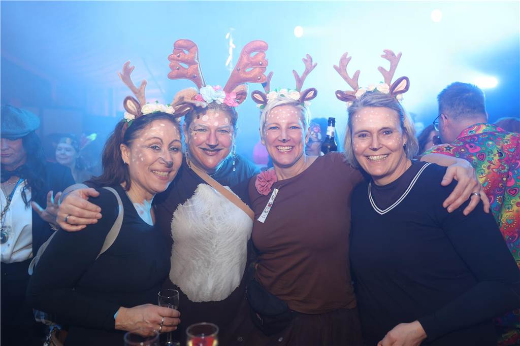 Viele, viele Fotos: So waren die Weiberfastnachtspartys in Olfen 2024 Weiberfastnacht in Olfen 2024