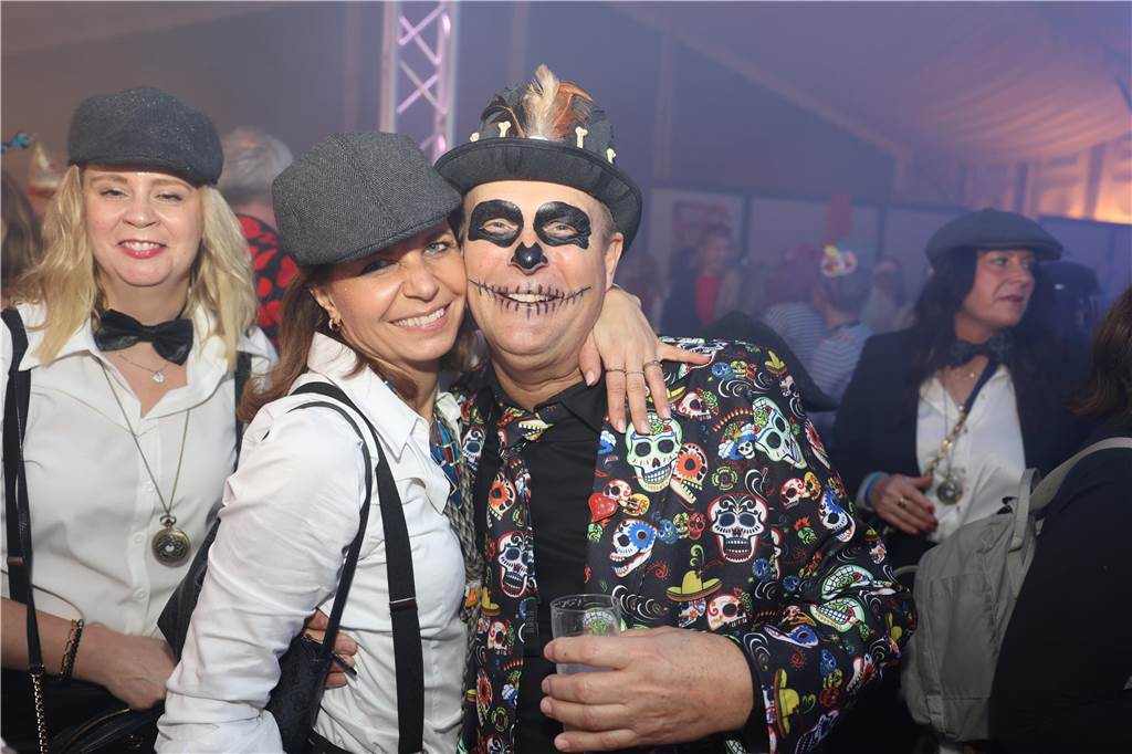 Viele, viele Fotos: So waren die Weiberfastnachtspartys in Olfen 2024 Weiberfastnacht in Olfen 2024