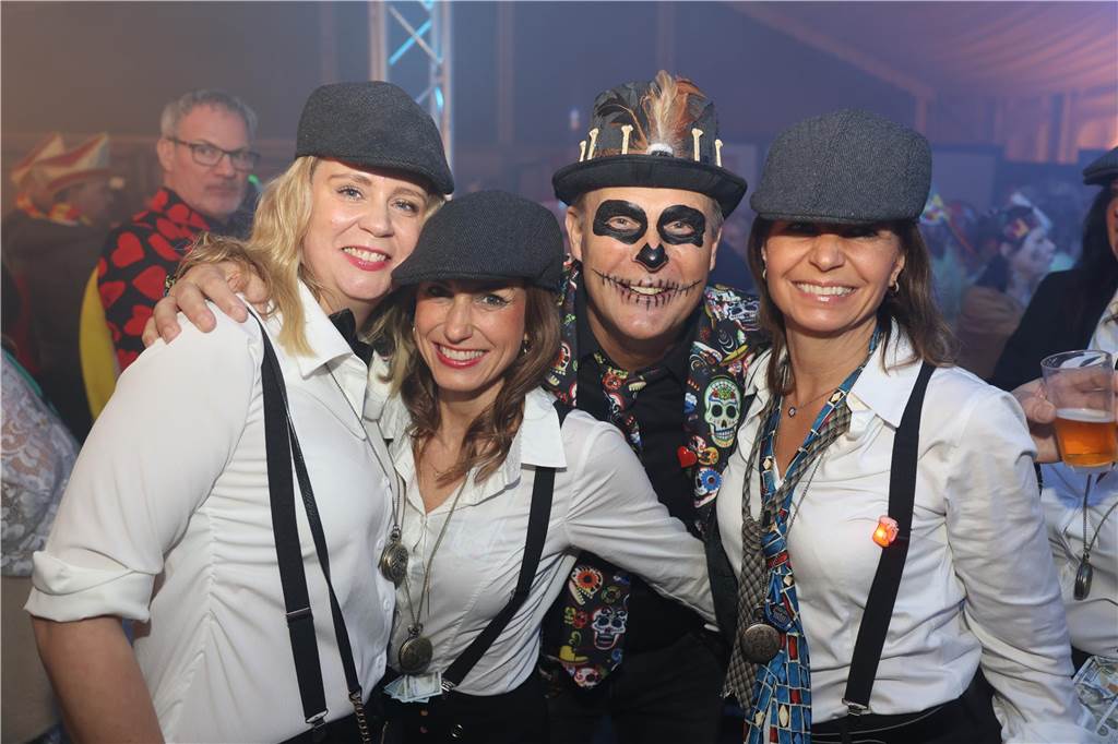 Viele, viele Fotos: So waren die Weiberfastnachtspartys in Olfen 2024 Weiberfastnacht in Olfen 2024
