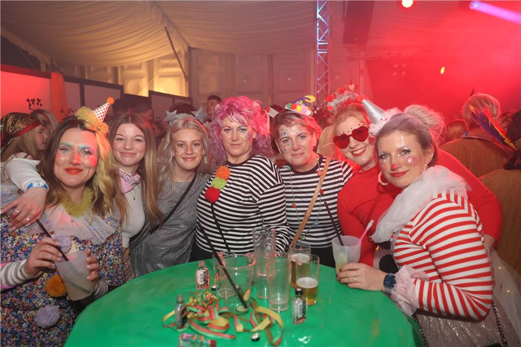 Viele, viele Fotos: So waren die Weiberfastnachtspartys in Olfen 2024 Weiberfastnacht in Olfen 2024
