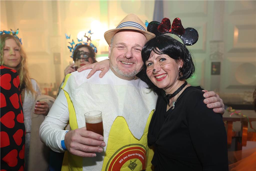 Viele, viele Fotos: So waren die Weiberfastnachtspartys in Olfen 2024 Weiberfastnacht in Olfen 2024