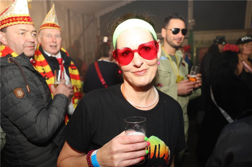 Viele, viele Fotos: So waren die Weiberfastnachtspartys in Olfen 2024 Weiberfastnacht in Olfen 2024