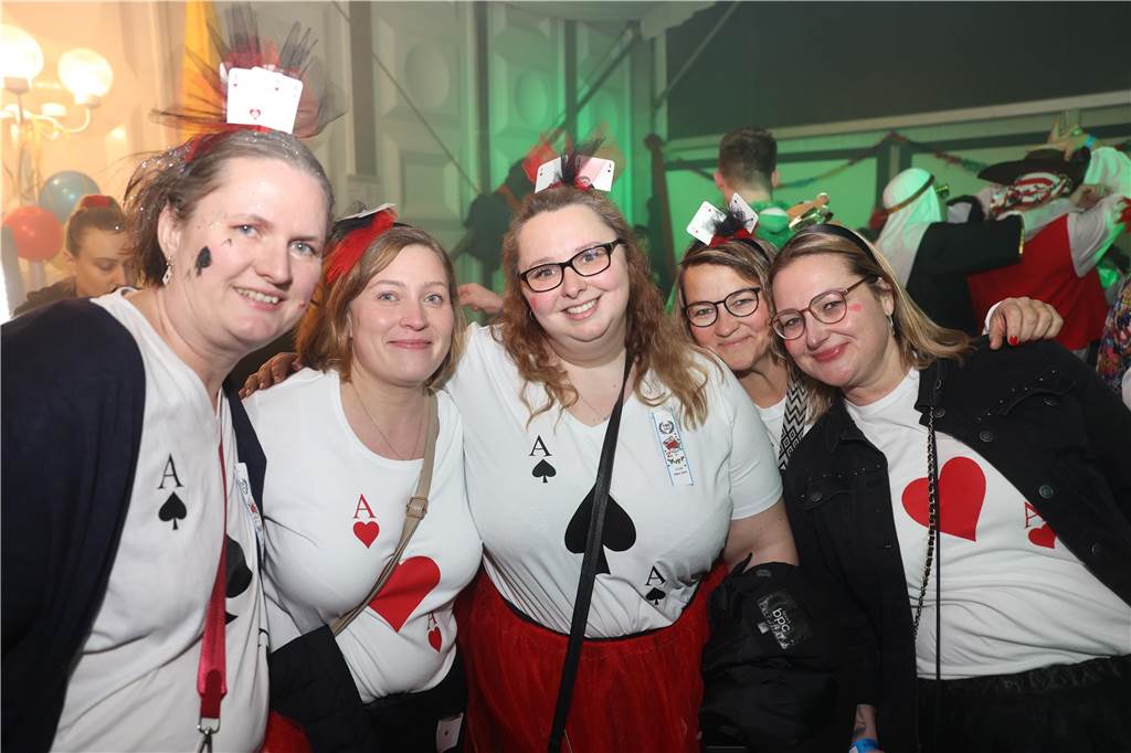 Viele, viele Fotos: So waren die Weiberfastnachtspartys in Olfen 2024 Weiberfastnacht in Olfen 2024