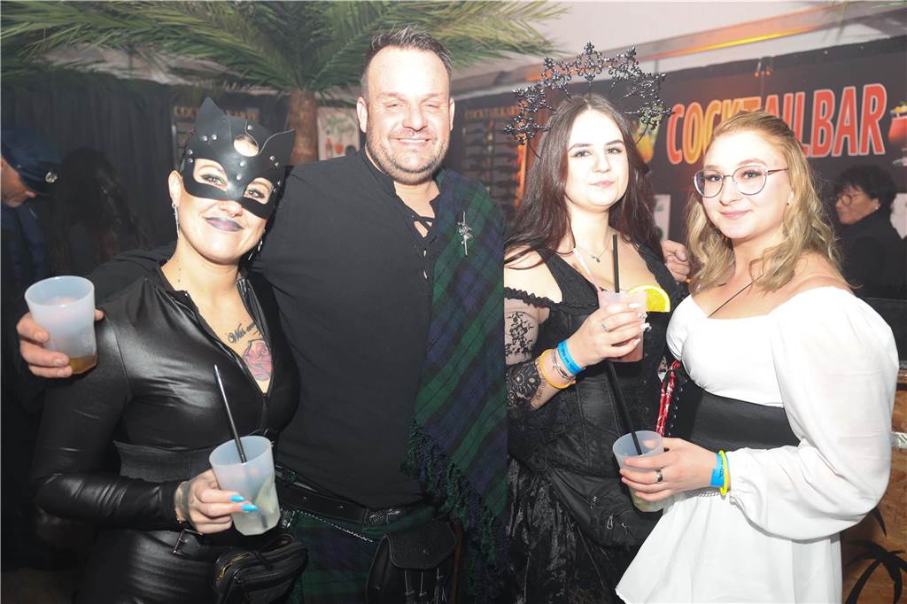 Viele, viele Fotos: So waren die Weiberfastnachtspartys in Olfen 2024 Weiberfastnacht in Olfen 2024