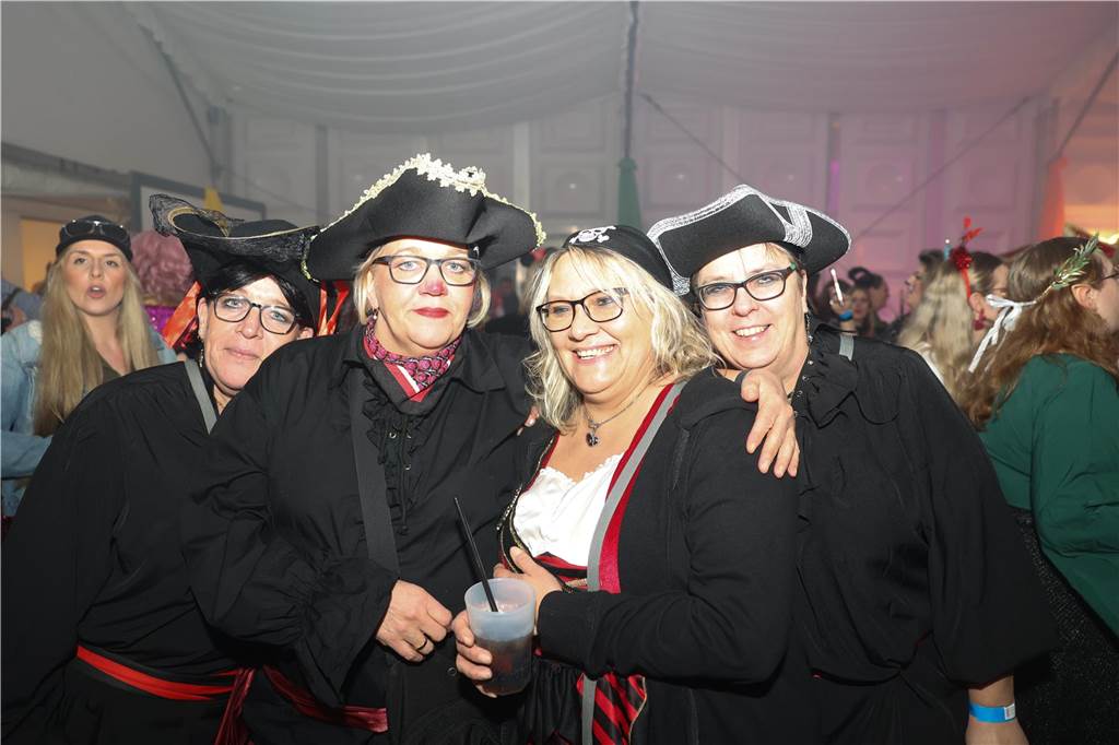 Viele, viele Fotos: So waren die Weiberfastnachtspartys in Olfen 2024 Weiberfastnacht in Olfen 2024