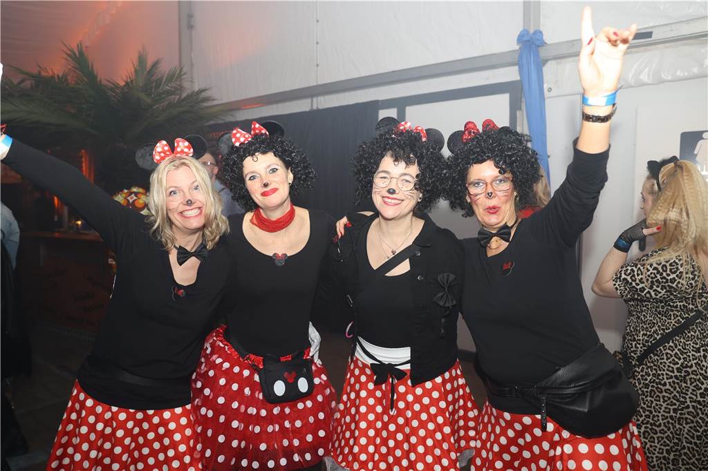Viele, viele Fotos: So waren die Weiberfastnachtspartys in Olfen 2024 Weiberfastnacht in Olfen 2024