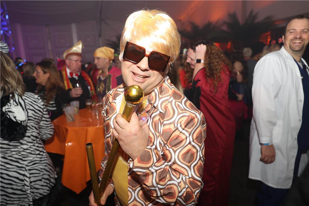 Viele, viele Fotos: So waren die Weiberfastnachtspartys in Olfen 2024 Weiberfastnacht in Olfen 2024