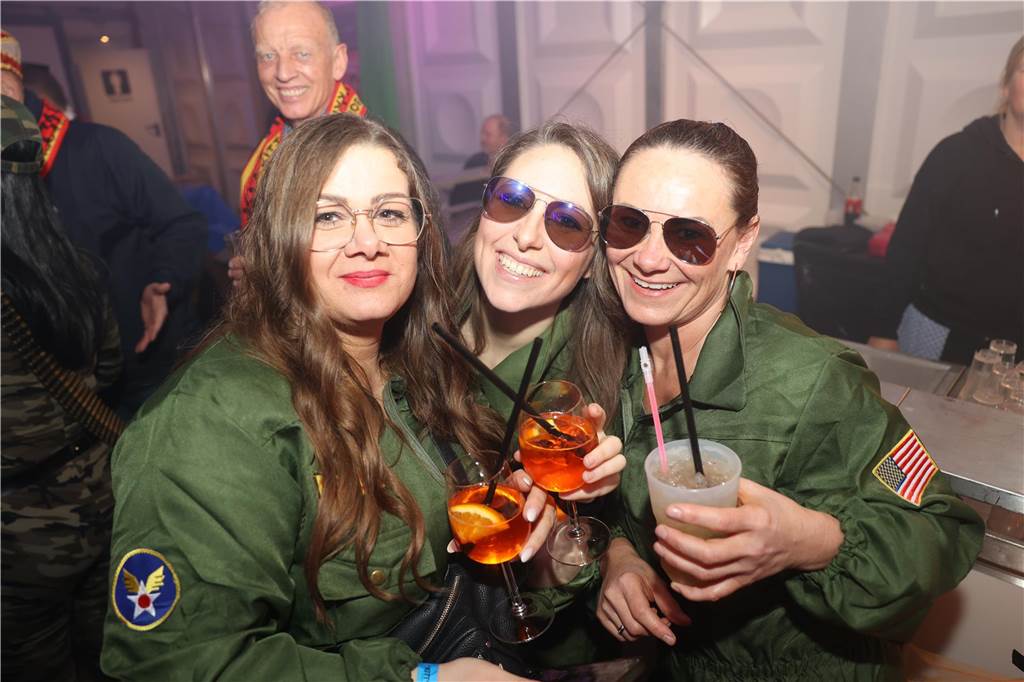 Viele, viele Fotos: So waren die Weiberfastnachtspartys in Olfen 2024 Weiberfastnacht in Olfen 2024