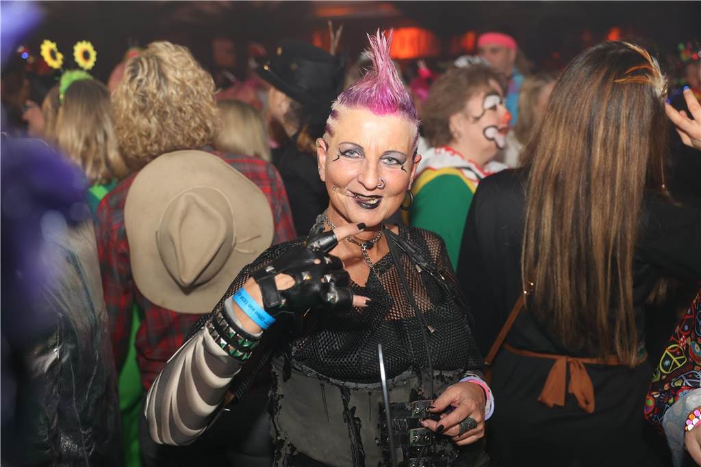 Viele, viele Fotos: So waren die Weiberfastnachtspartys in Olfen 2024 Weiberfastnacht in Olfen 2024